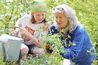Großmutter und Enkelin bei der Gartenarbeit