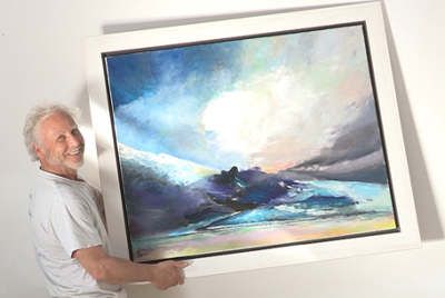 Künstler mit einem großen abstrakten Gemälde im Atelier