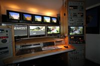 Schnittplatz mit Monitoren und Studiotechnik